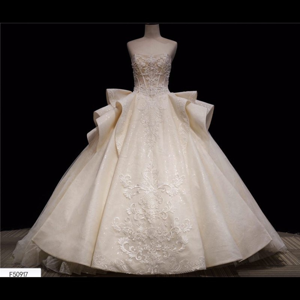 BRAND NEW BESPOKE Wedding Dress. NEVER WORN!